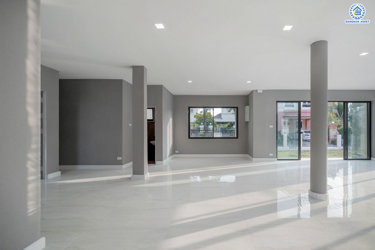 คฤหาสน์มือสองตกแต่งใหม่ โครงการ บ้านภาณุ ปิ่นเกล้า-บรมราชชนนี เนื้อที่ 142.7 ตร.ว. ฟังก์ชันจัดเต็ม 5 ห้องนอน 6 ห้องน้ำ 1 ห้องแม่บ้าน จอดรถได้ 4 คัน บนพื้นที่ใช้สอยเกือบ 451.5 ตร.ม. พร้อมพื้นที่สีเขียวสนามหญ้ากว้างขวาง ตอบโจทย์ครอบครัวใหญ่ บนทำเลศักยภาพ เชื่อมต่อทั้งถนนกาญจนาภิเษก และทางคู่ขนานลอยฟ้าบรมราชชนนี ใกล้ ม.มหิดล, สถานีขนส่งสายใต้ใหม่ และเซ็นทรัลปิ่นเกล้า